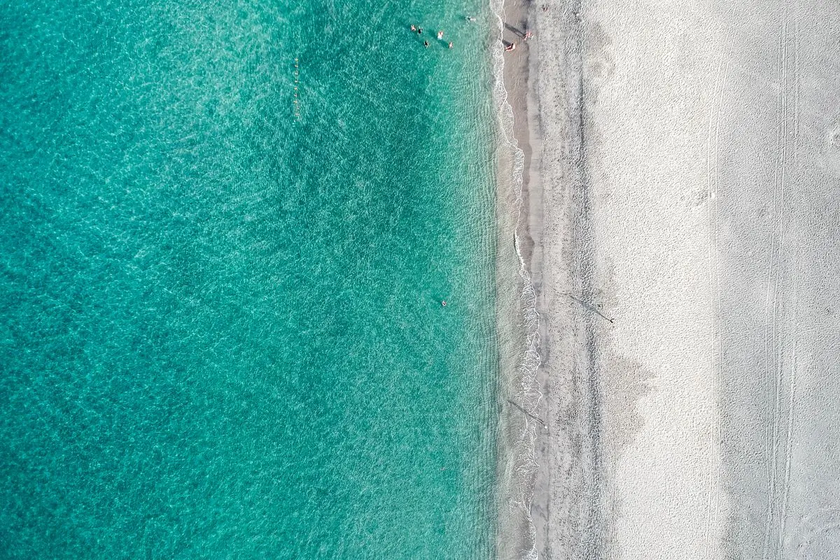 Plaža Žanjic — ležaljke i beach bar