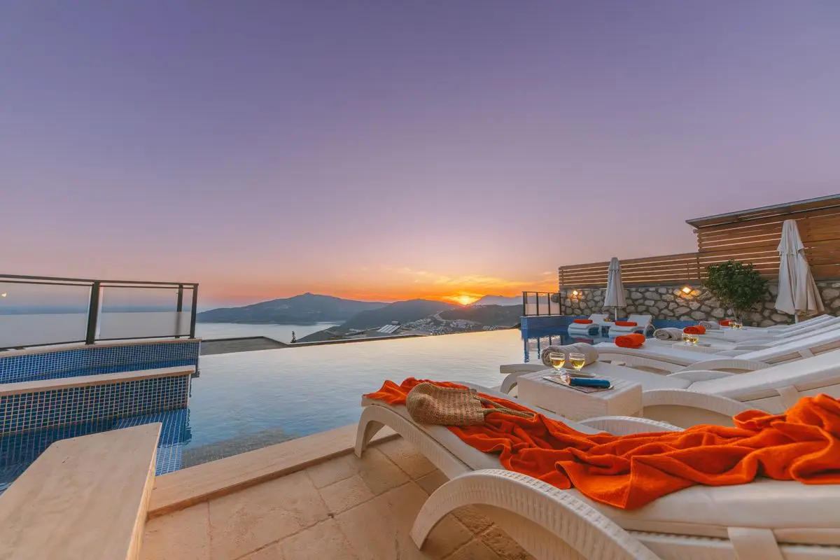 Vila Tramontana — bazen i pogled na zaliv