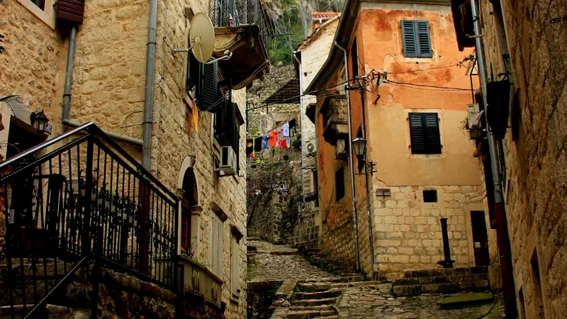A stepped stone lane in a coastal old town with laundry and old houses